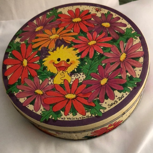 Daisies!! Suzy’s Zoo VINTAGE tin from an estate - Picture 1 of 3